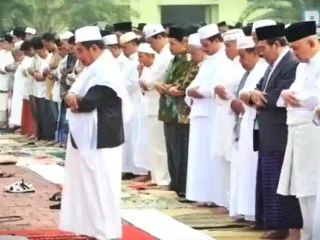 Niat Salat Idul Fitri 2026 Lengkap untuk Imam dan Makmum