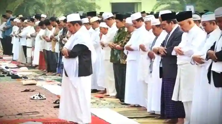 Niat Salat Idul Fitri 2026 Lengkap untuk Imam dan Makmum