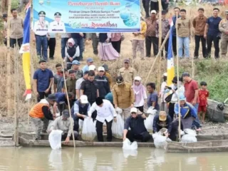 Gubernur Al Haris dan Wali Kota Alfin Tebar Benih Ikan di Sungai Batang Merao