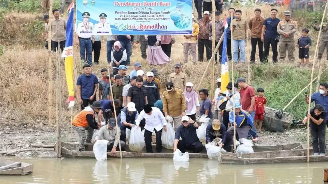 Gubernur Al Haris dan Wali Kota Alfin Tebar Benih Ikan di Sungai Batang Merao