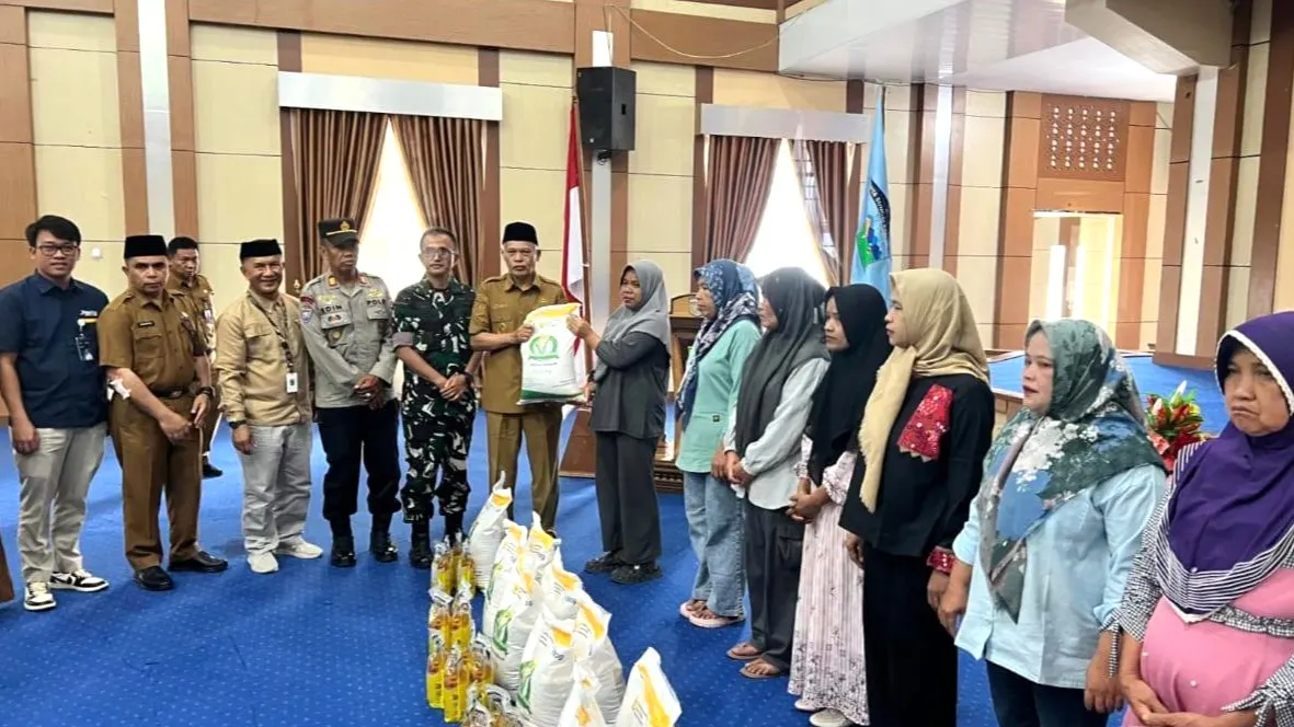 Azhar Hamzah launching bantuan pangan Sungai Penuh 2026
