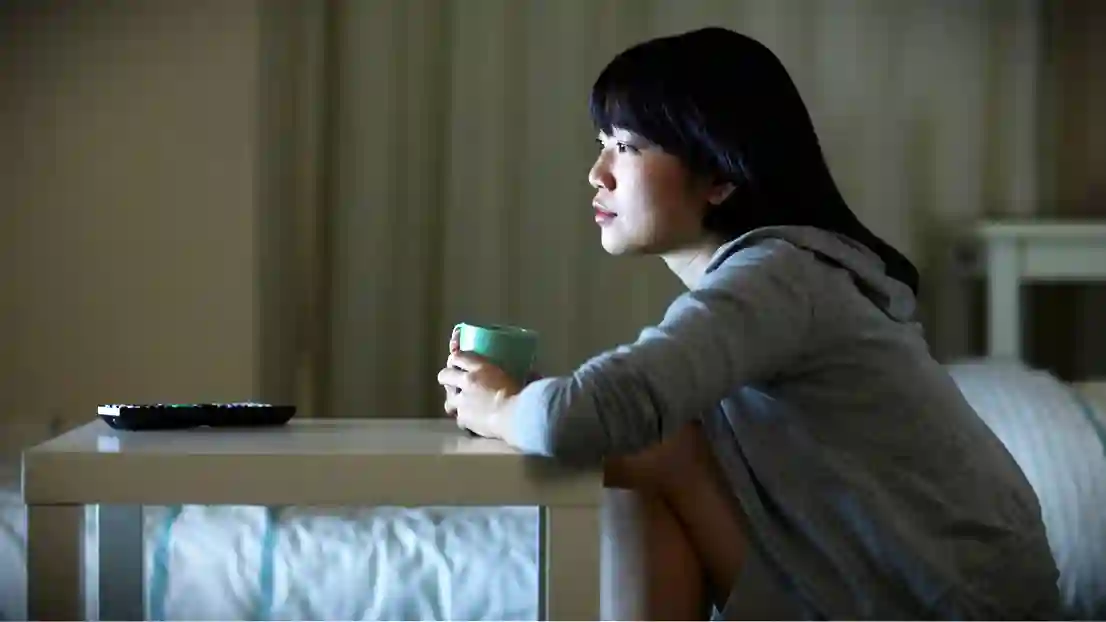 Kenapa Sering Ketiduran Saat Nonton TV? Ini Penjelasan Singkatnya