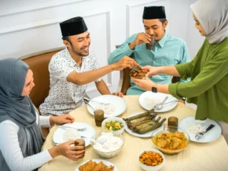 Tips Berbuka Puasa Sehat: Dahulukan Cairan, Hindari Kalori Berlebih