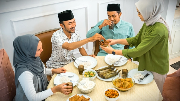 Tips Berbuka Puasa Sehat: Dahulukan Cairan, Hindari Kalori Berlebih
