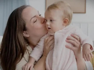 Larangan Cium Bayi Saat Lebaran, Ini Alasannya