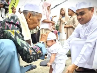 Tradisi Injak Bumi di Jambi, Doa Haru untuk Langkah Pertama Bayi