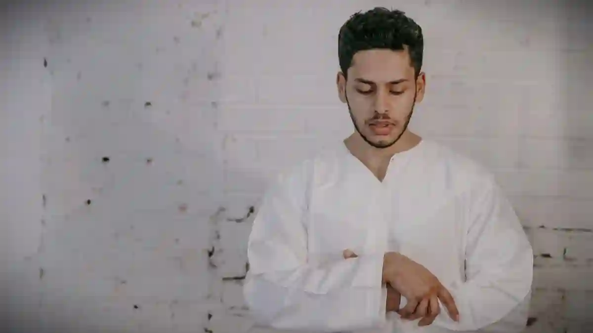 Hukum Memejamkan Mata Saat Shalat: Boleh atau Tidak?