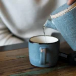 Benarkah Minum Air Hangat Saat Bangun Tidur Bisa Lancarkan BAB?