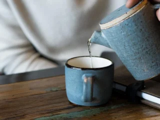 Benarkah Minum Air Hangat Saat Bangun Tidur Bisa Lancarkan BAB?