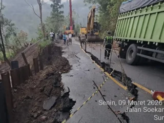 Jalan KM 4 Arah Puncak Sungai Penuh Amblas, Pengendara Diminta Waspada
