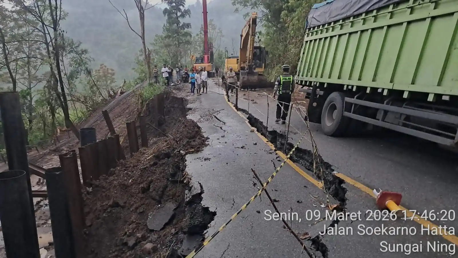 Jalan KM 4 Arah Puncak Sungai Penuh Amblas, Pengendara Diminta Waspada