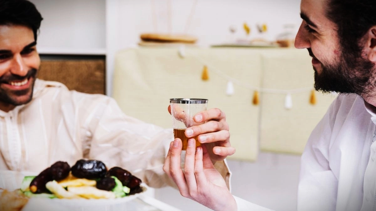 Hindari Minum Berlebihan Saat Berbuka, Atur Cairan agar Tak Dehidrasi