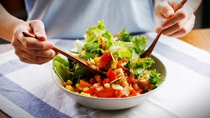 Bolehkah Nonton Mukbang Saat Puasa? Ini Penjelasan Hukumnya