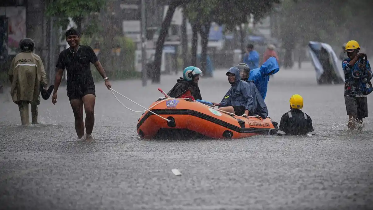 Langit Mendung Tak Kunjung Terang? Ini Doa Agar Hujan Berhenti dan Cuaca Cerah