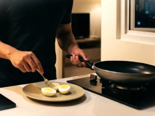 Sering Terbangun Karena Lapar Tengah Malam? Ternyata Ini Penyebabnya