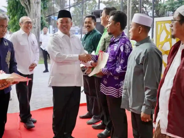 Percepat Sertifikasi Wakaf, Menteri ATR/BPN Serahkan 33 Sertipikat di Sulteng