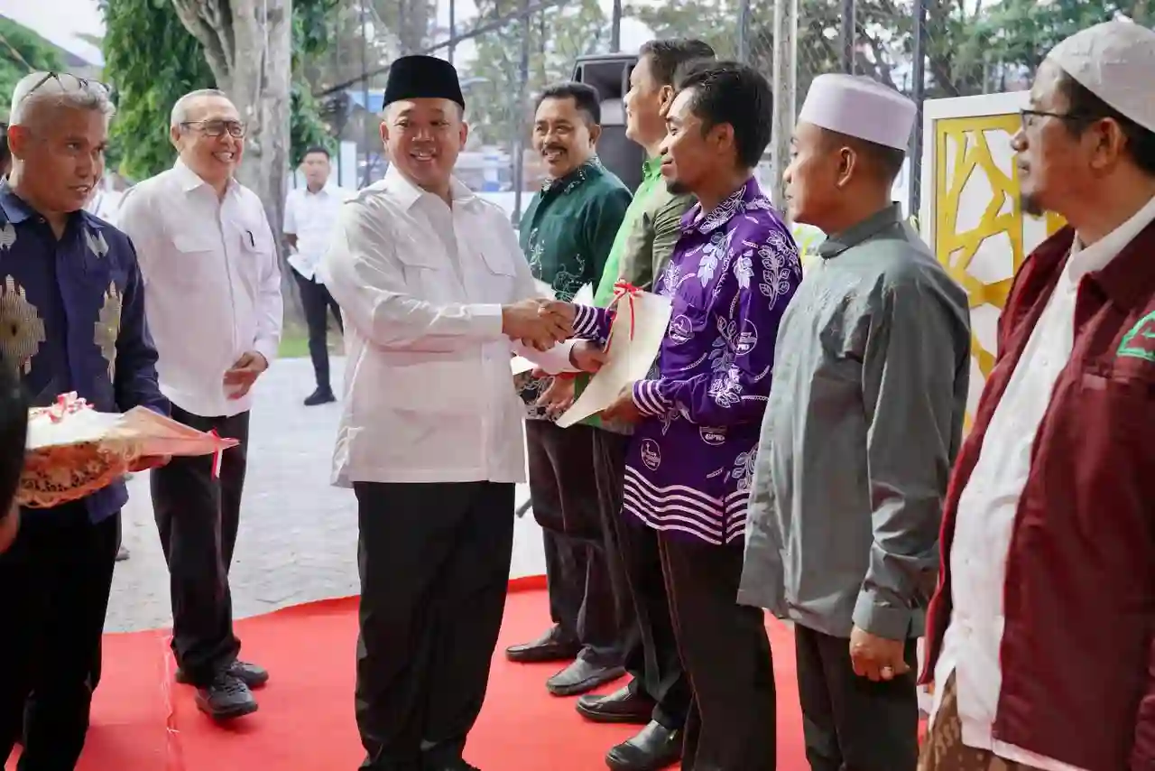 Percepat Sertifikasi Wakaf, Menteri ATR/BPN Serahkan 33 Sertipikat di Sulteng