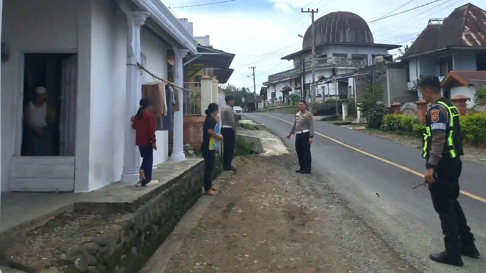 Respons Cepat Polres Kerinci Tangani Laka Lantas Koto Iman