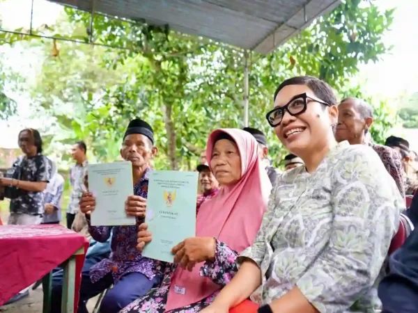 Mbah Tupon Sujud Syukur: Sertipikat Tanah Kembali Usai Setahun Melawan Mafia