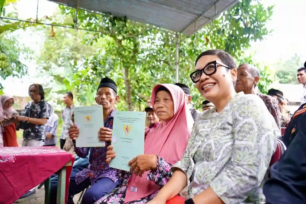 Mbah Tupon Sujud Syukur: Sertipikat Tanah Kembali Usai Setahun Melawan Mafia