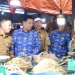 Sekda Alpian Cek Langsung Fasilitas Pasar Tanjung Bajure