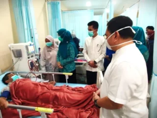 Sri Kartini Alfin Semangati Pasien Cuci Darah di RSUD MHA Thalib