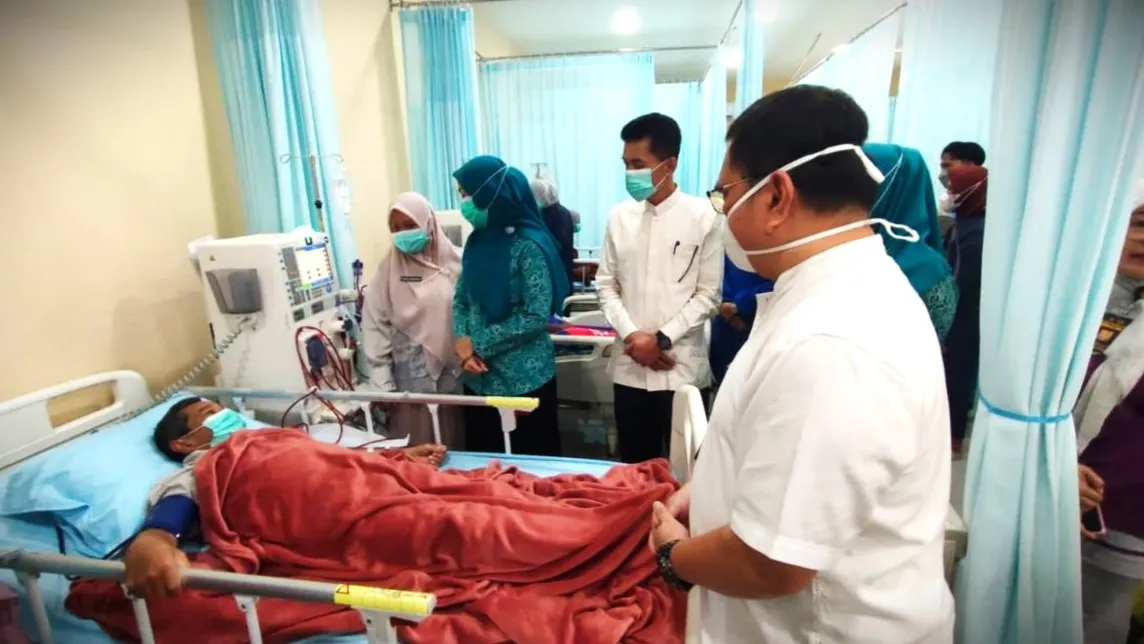 Sri Kartini Alfin Semangati Pasien Cuci Darah di RSUD MHA Thalib