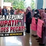 Warga Semerah Kepung Kantor Bupati Kerinci, Tuntut Kades Mundur