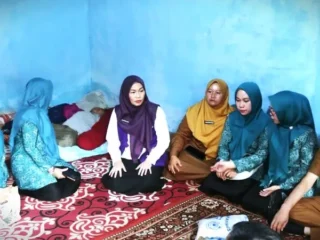 Gempur Stunting, Sri Kartini Alfin Antar Langsung Bantuan Program 3S ke Warga