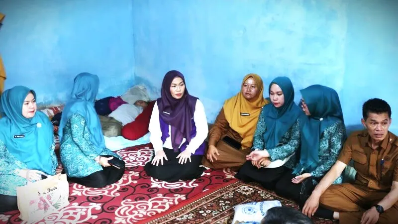Gempur Stunting, Sri Kartini Alfin Antar Langsung Bantuan Program 3S ke Warga