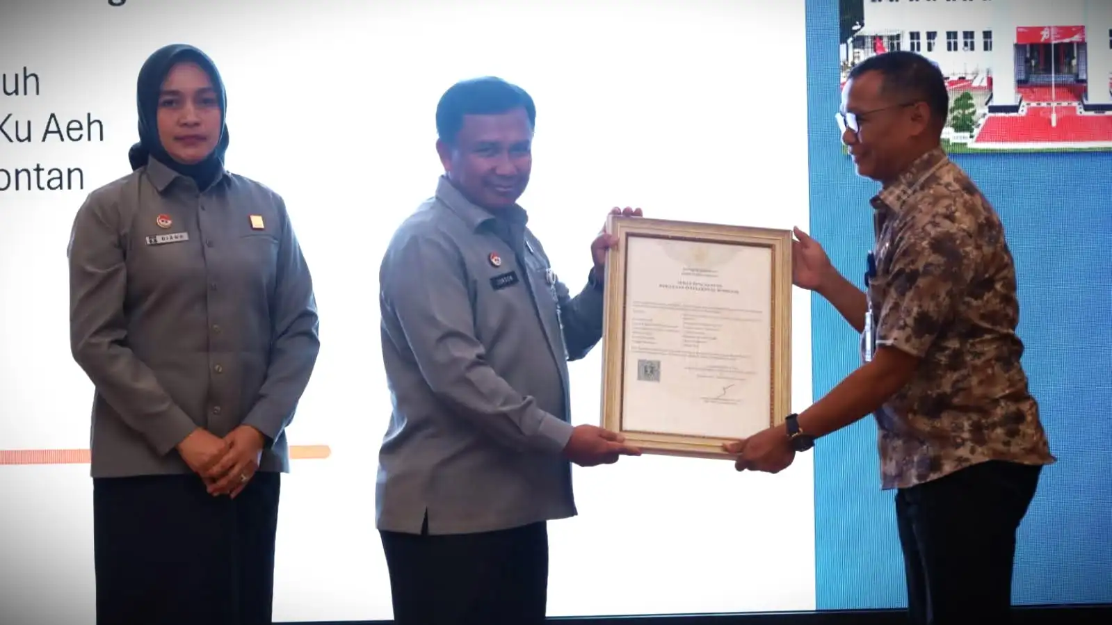 Kepala Dinas Pariwisata dan Kebudayaan Kabupaten Kerinci, Jamal Penta Putra, menerima sertifikat dari Kakanwil Kementerian Hukum Jambi, Jonson Siagian.