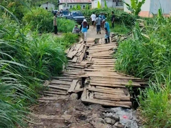 Jembatan Tamiai Nyaris Ambruk, Warga Taruhkan Nyawa Setiap Hari