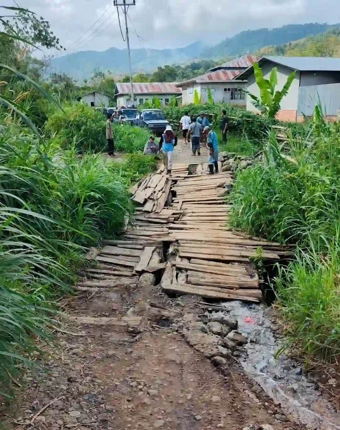 Jembatan Tamiai Nyaris Ambruk, Warga Taruhkan Nyawa Setiap Hari