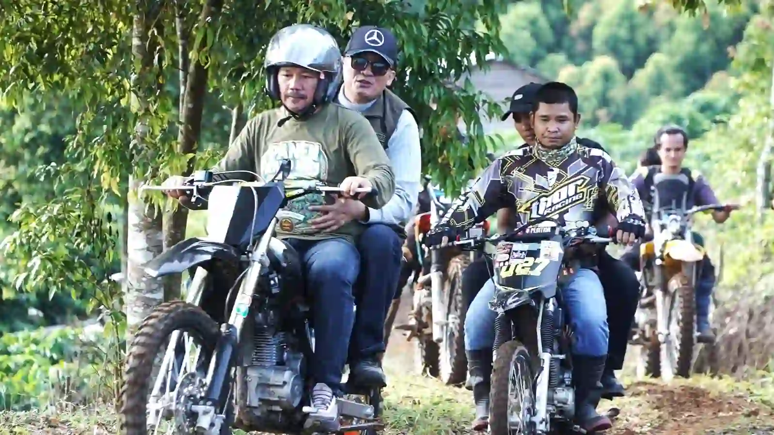 Trabas Jalur Ekstrem, Kadiskominfo Jambi Ikut Panen Kopi Robusta di Kerinci
