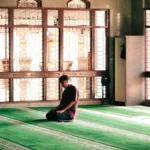 Jangan Langsung Duduk! Ini Aturan Shalat Tahiyatul Masjid