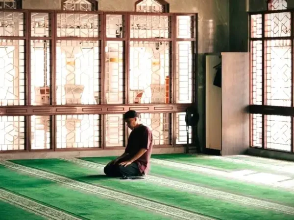 Jangan Langsung Duduk! Ini Aturan Shalat Tahiyatul Masjid