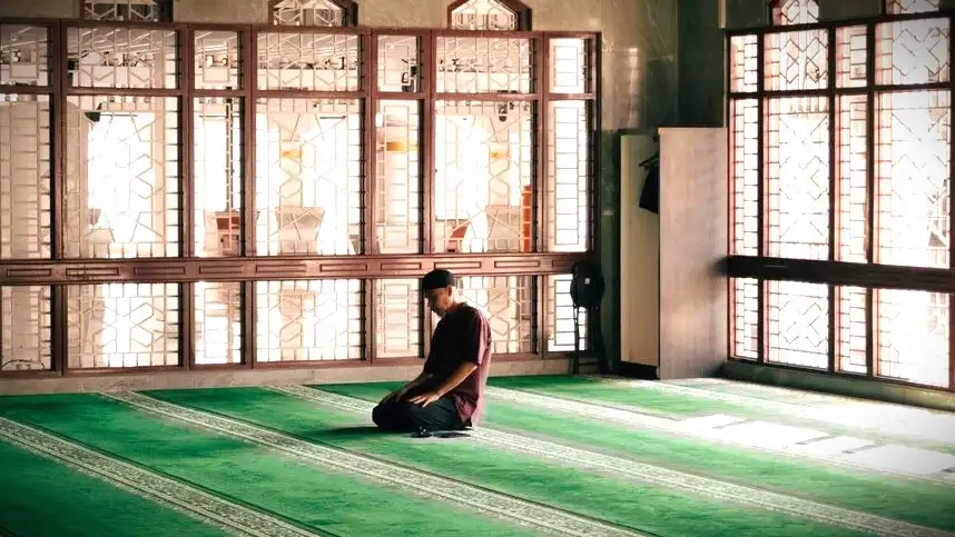 Jangan Langsung Duduk! Ini Aturan Shalat Tahiyatul Masjid