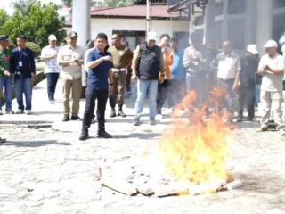 Cegah Penyalahgunaan Data, Wako Alfin Musnahkan Ribuan KTP Rusak