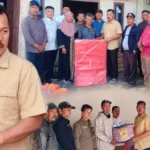 Bupati Monadi Serahkan Bantuan Kebakaran di Bedeng Delapan dan Simpang Belui