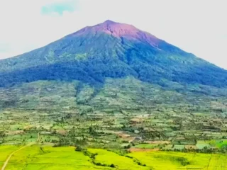 Pesona Gunung Kerinci: 621 Pendaki Taklukkan Atap Sumatera Mei Ini