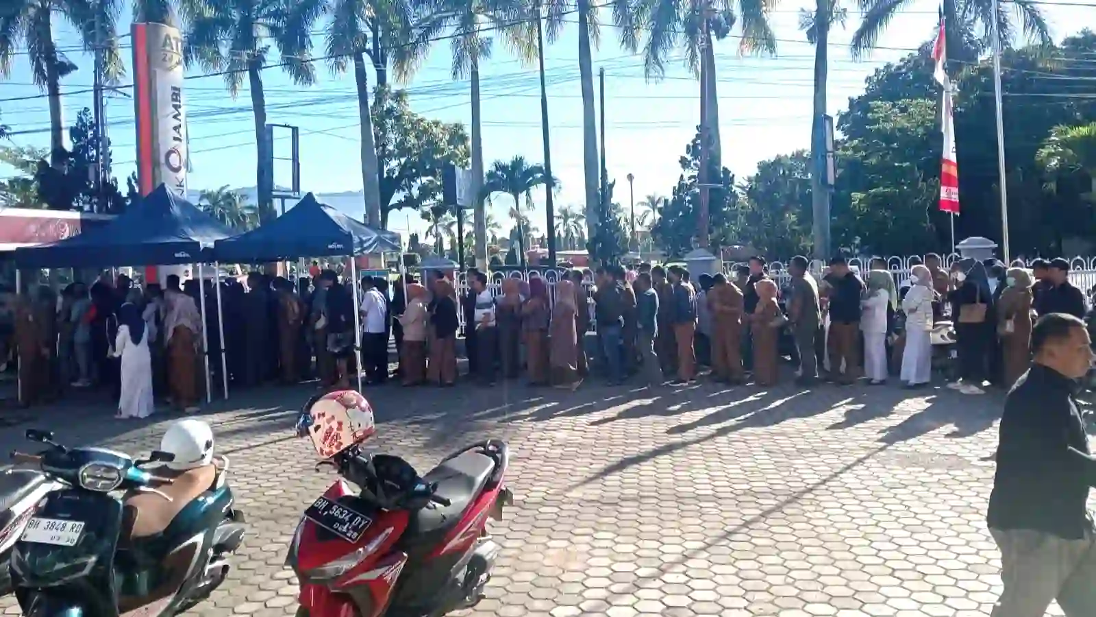 ATM Terbatas, Nasabah Bank Jambi Sungai Penuh Terjebak Antrean Panjang