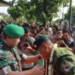 Peluk Haru Keluarga Sambut 450 Prajurit Yonif 142/KJ yang Kembali dari Papua