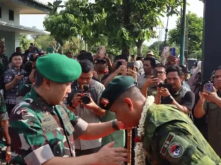 Peluk Haru Keluarga Sambut 450 Prajurit Yonif 142/KJ yang Kembali dari Papua