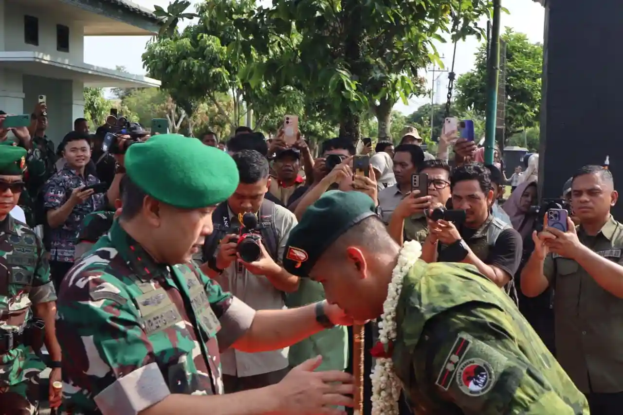 Peluk Haru Keluarga Sambut 450 Prajurit Yonif 142/KJ yang Kembali dari Papua