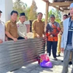 Peduli Terhadap Warganya, Wabup Serahkan Bantuan Kebakaran di Sebukar