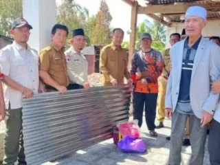 Peduli Terhadap Warganya, Wabup Serahkan Bantuan Kebakaran di Sebukar
