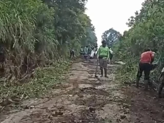 Lelah Menanti Janji Pemerintah, Warga Bukit Kerman Kerinci Swadaya Cor Jalan Rusak