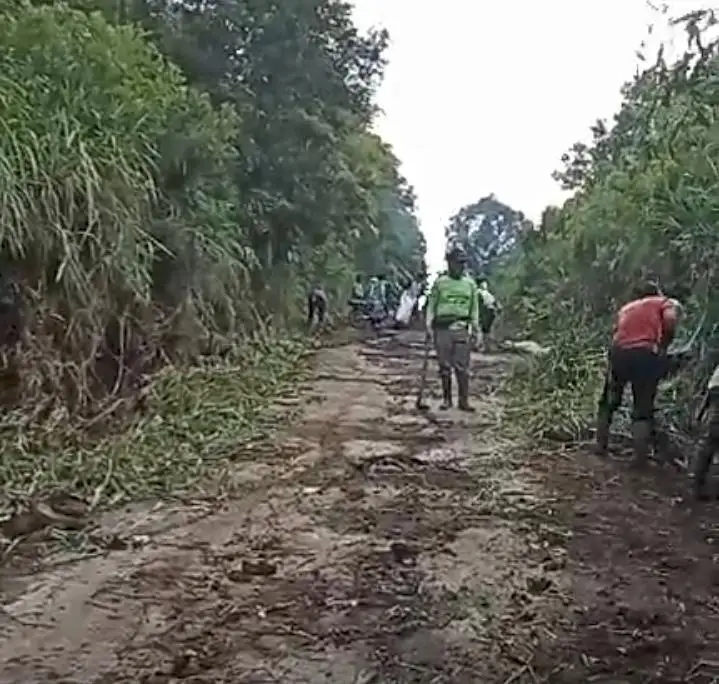 Lelah Menanti Janji Pemerintah, Warga Bukit Kerman Kerinci Swadaya Cor Jalan Rusak