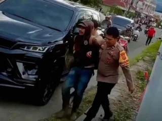 Pria Bersajam yang Resahkan Warga Tanah Kampung Diringkus Polisi
