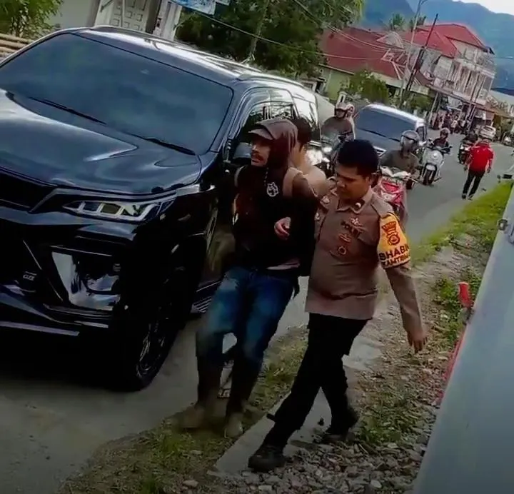 Pria Bersajam yang Resahkan Warga Tanah Kampung Diringkus Polisi
